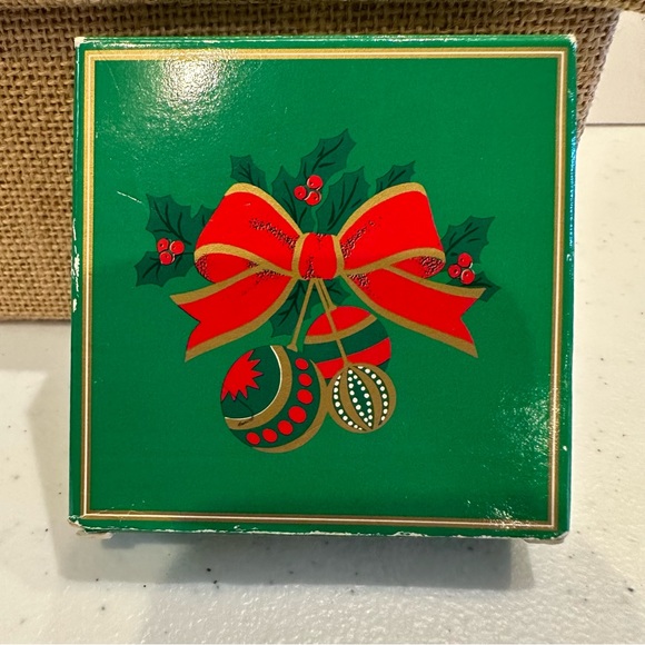 Vintage 1988 Avon set of 2 “All that Glitters” pins/brooch- Ponsettia & Bow tie - Picture 9 of 12